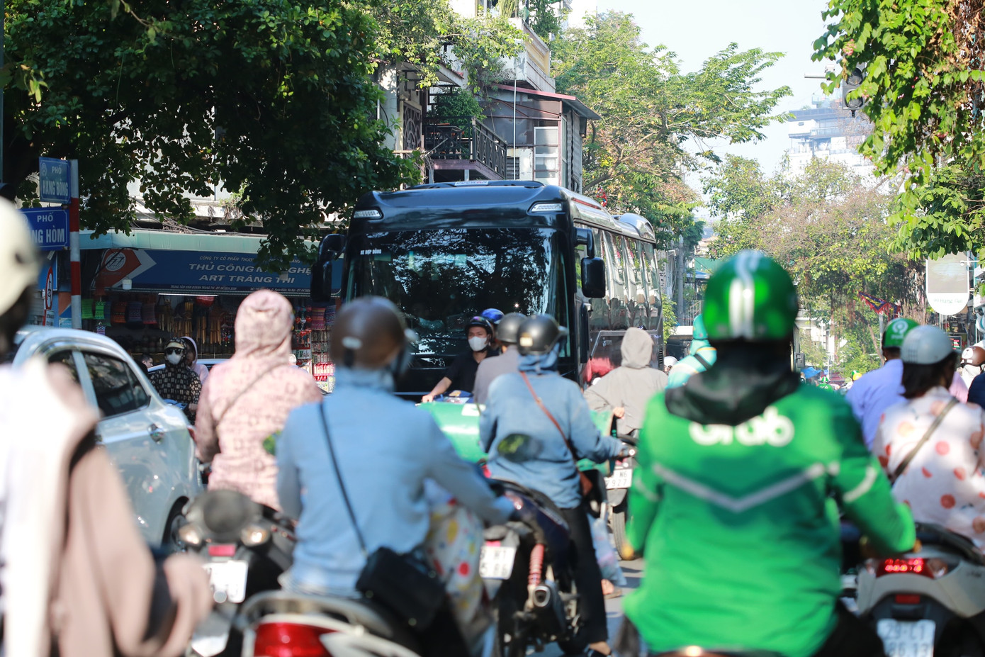 Ô tô, xe máy xếp hàng dài khi qua ngã tư, điểm giao cắt có đèn tín hiệu giao thông. "Tôi phải chờ ít nhất 2 nhịp đèn mới qua được ngã tư Hàng Bông và Hàng Hòm", anh Huy ở quận Hai Bà Trưng chia sẻ.