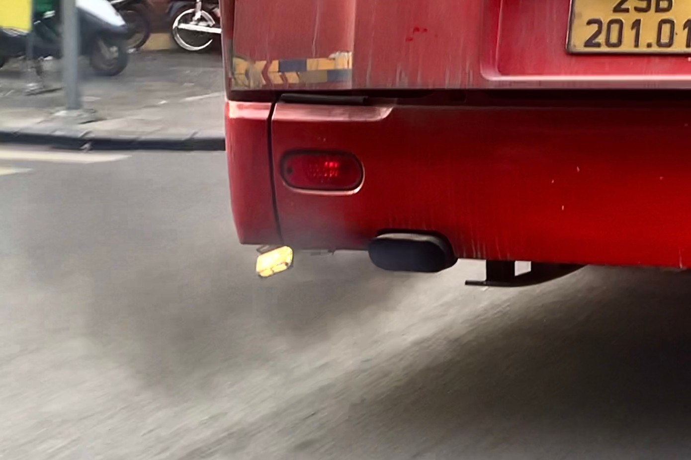 Tình trạng phương tiện phát thải, nhả khói đen kịt thường xuyên gặp trên đường phố.