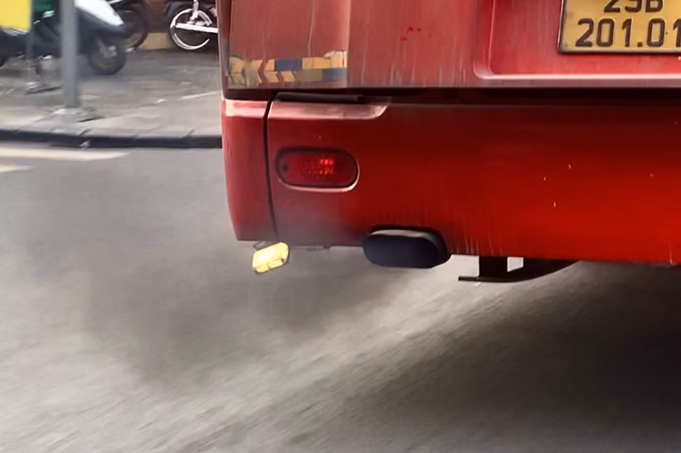 Tình trạng phương tiện phát thải, nhả khói đen kịt thường xuyên gặp trên đường phố.