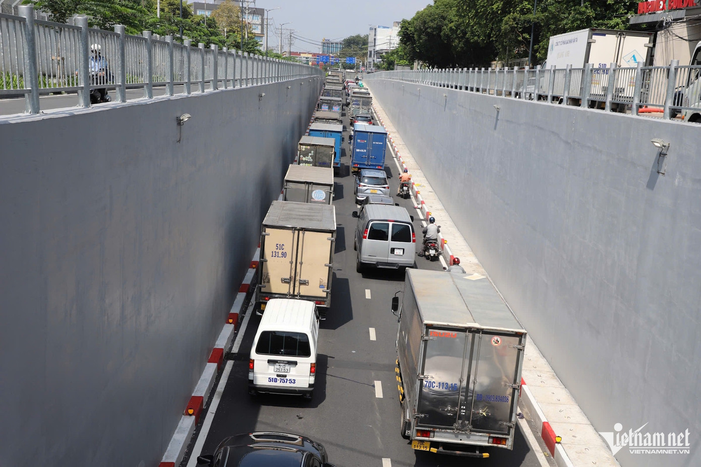 Cảnh dưới hầm chui Phan Thúc Duyện - Trần Quốc Hoàn, ô tô xếp hàng dài không lối thoát theo hướng về đường Thăng Long để thoát ra Cộng Hòa