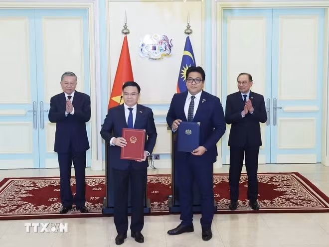 Tổng Bí thư Tô Lâm và Thủ tướng Malaysia Anwar Ibrahim chứng kiến trao đổi văn kiện hợp tác giữa hai nước. (Ảnh: Thống Nhất/TTXVN) Tổng Bí thư Tô Lâm và Thủ tướng Malaysia Anwar Ibrahim chứng kiến trao đổi văn kiện hợp tác giữa hai nước. (Ảnh: Thống Nhất/TTXVN)