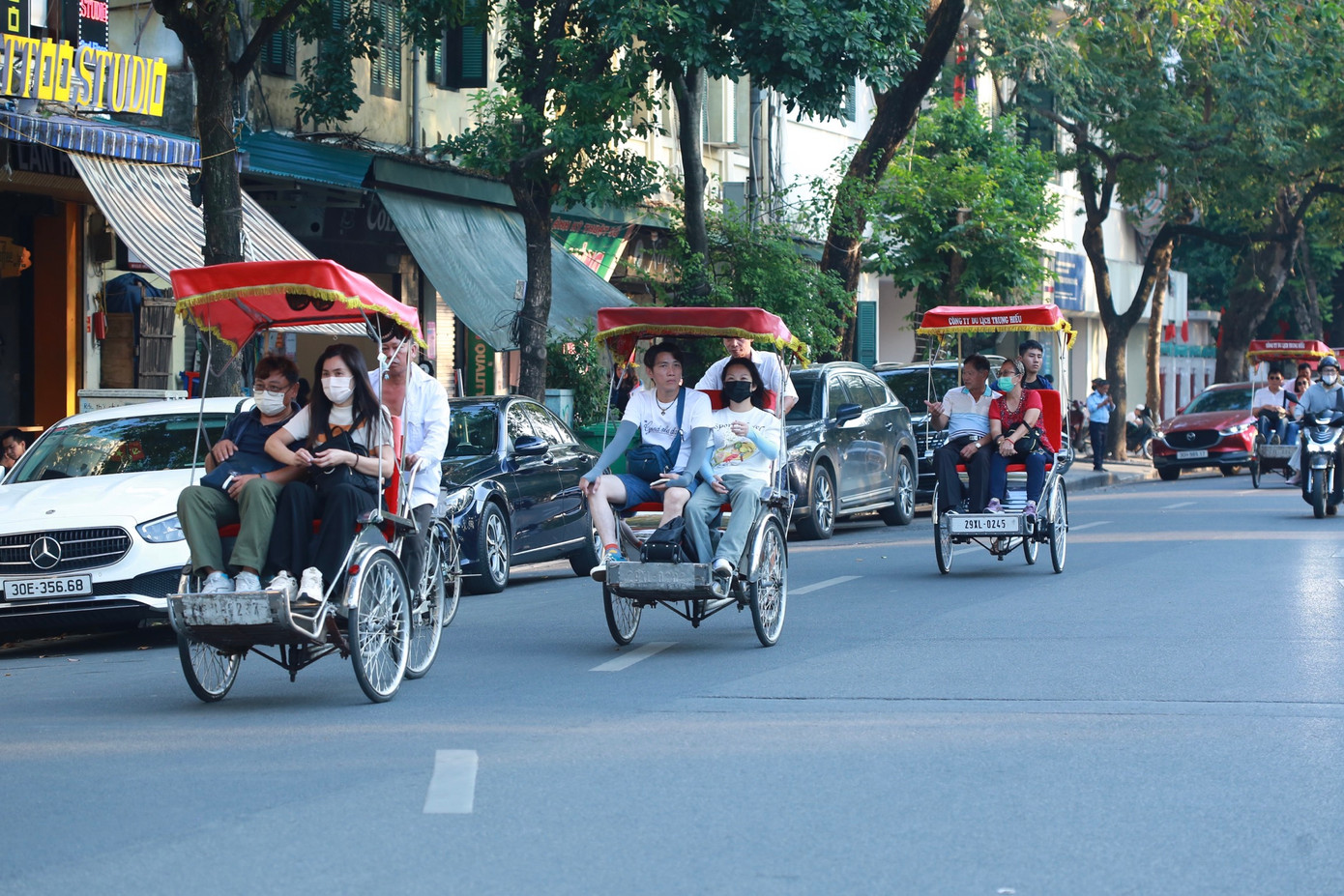 Những dịch vụ không phải dùng xe xăng như xe xích lô, xe điện,...được nhiều khách du lịch lựa chọn để đi dạo phố, ngắm cảnh với quãng đường ngắn.