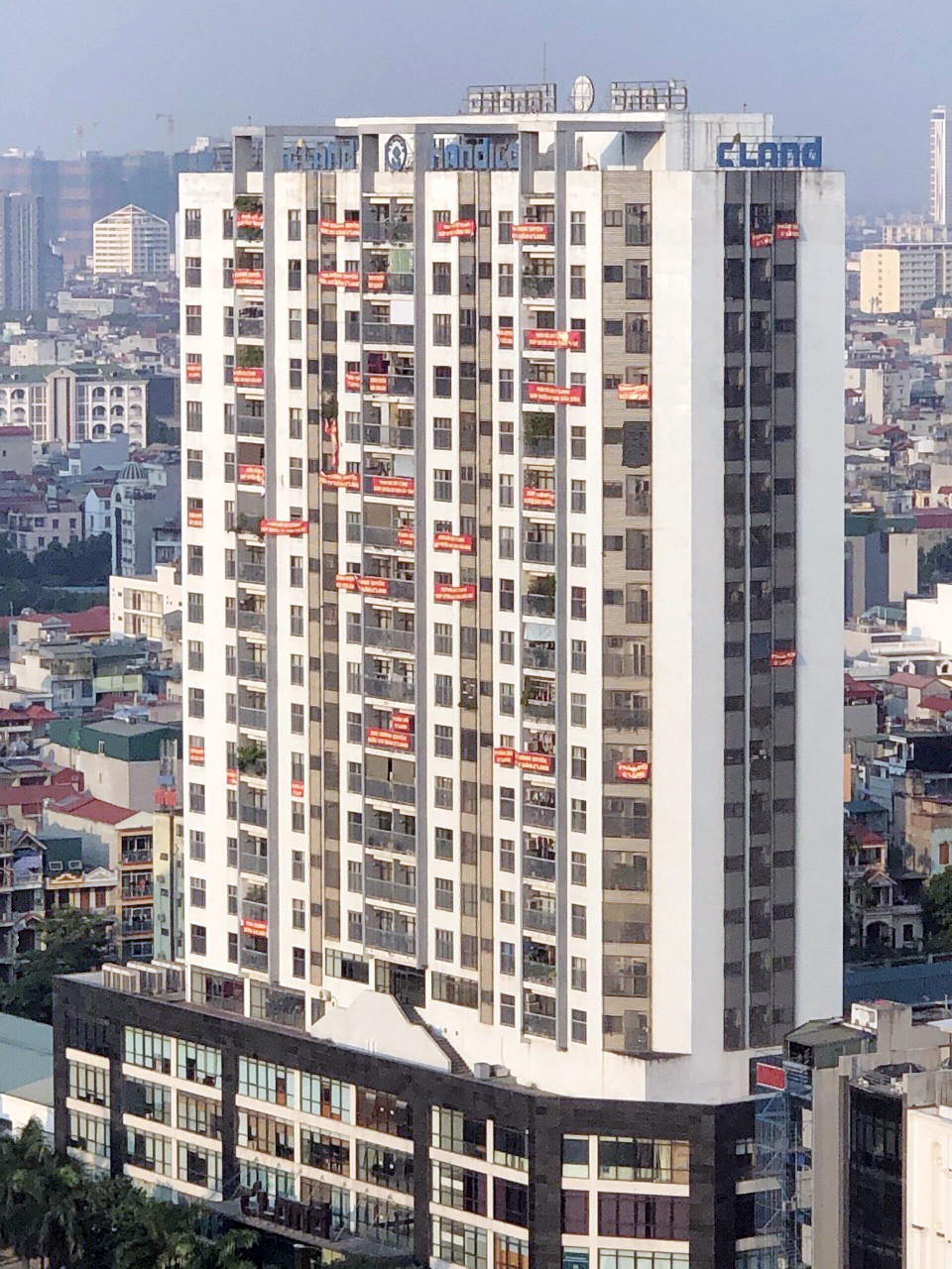 Chủ đầu tư chung cư cao cấp nói gì việc dân phải mang xô, chậu mua nước? ảnh 1