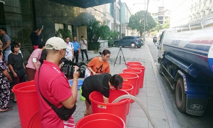 Dân chung cư cao cấp mang xô, chậu xếp hàng chờ mua nước ảnh 1