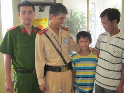 Cháu Linh được bàn giao cho gia đình