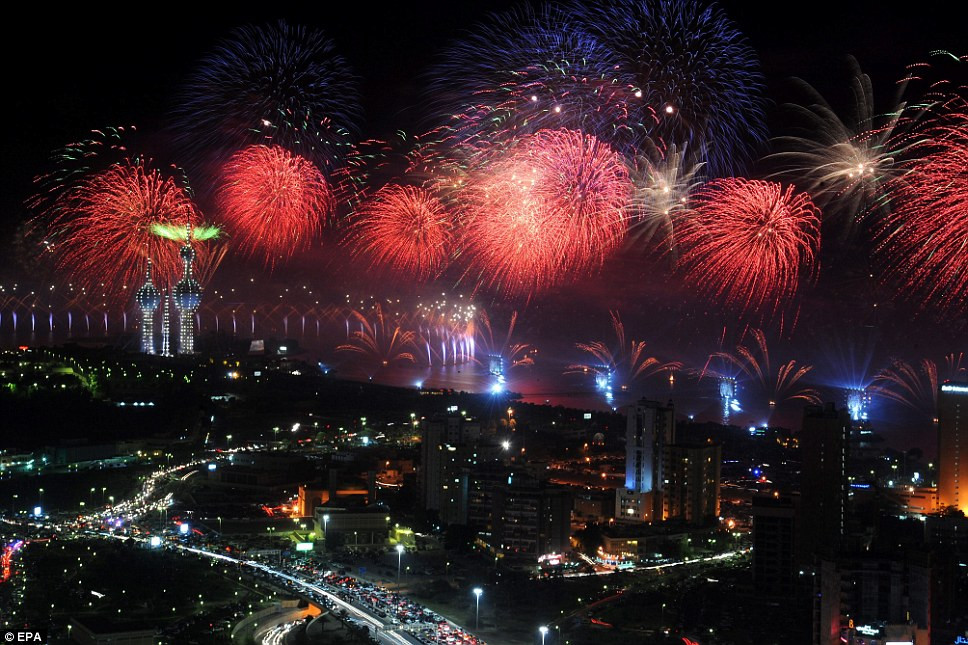 Đêm pháo hoa diễn ra nhân kỷ niệm 50 năm ra đời Hiến pháp Kuwait