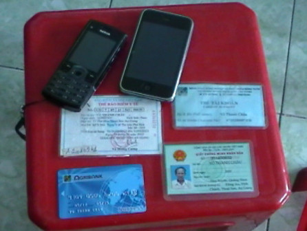 Điện thoại và giấy tờ, thẻ ATM của ông già ăn xin xài iPhone