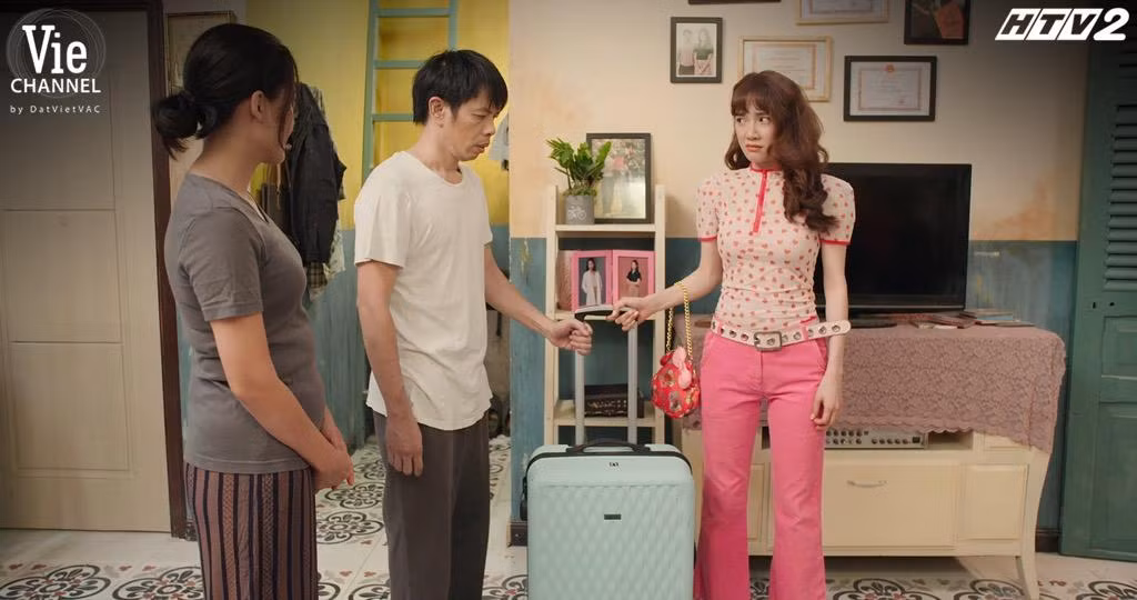 Trong tập này, Báu cũng chính thức dọn ra khỏi nhà để sống tự lập
