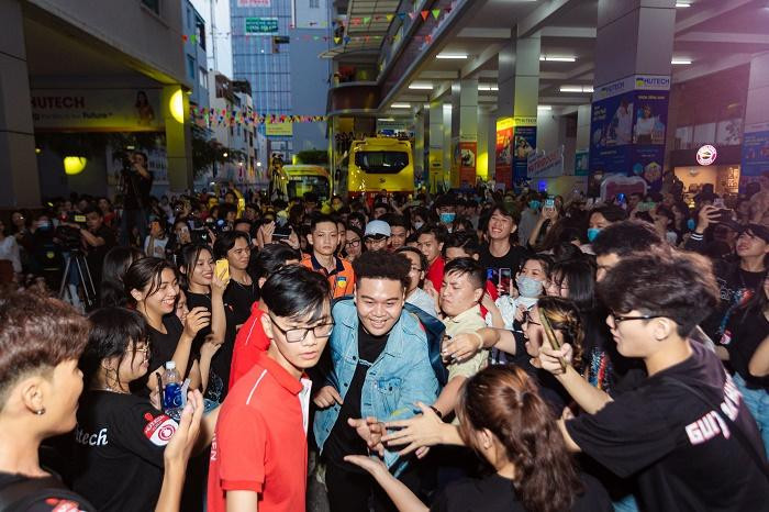 Yuno Bigboi bất ngờ xuất hiện từ MTV Bus Yuno Bigboi bất ngờ xuất hiện từ MTV Bus