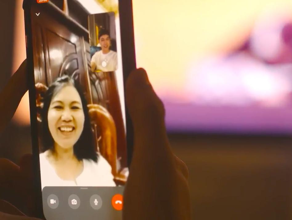 Khoảnh khắc JSol gọi điện thoại cho mẹ khi gia đình phải tạm xa nhau