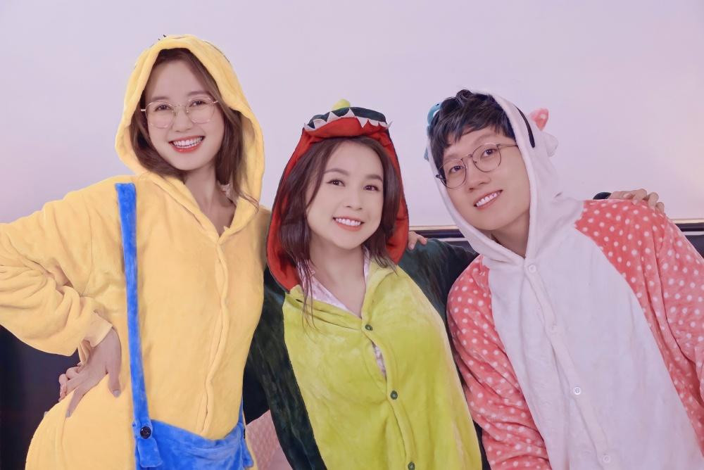 Nhung Gumiho, Sam và Phát La diện trang phục đáng yêu cùng nhau. Nhung Gumiho, Sam và Phát La diện trang phục đáng yêu cùng nhau.