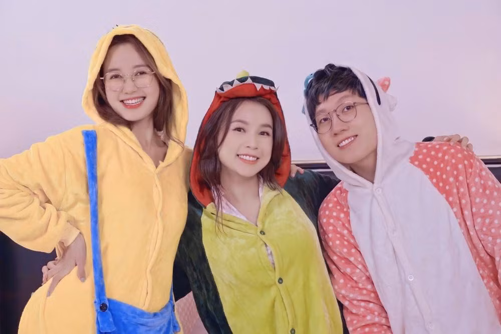 Nhung Gumiho, Sam và Phát La diện trang phục đáng yêu cùng nhau. Nhung Gumiho, Sam và Phát La diện trang phục đáng yêu cùng nhau.