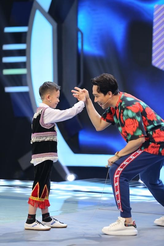 Vàng Văn Sơn (Yên Bái) có khả năng chơi con quay cực đỉnh. Vàng Văn Sơn (Yên Bái) có khả năng chơi con quay cực đỉnh.