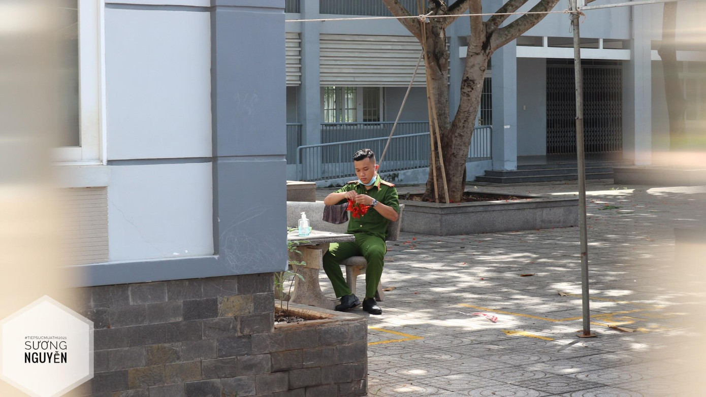 Chiến sĩ công an trẻ tuổi tỉ mỉ kết từng bông hoa phượng để dành tặng thí sinh. Ảnh: Sương Nguyễn. Chiến sĩ công an trẻ tuổi tỉ mỉ kết từng bông hoa phượng để dành tặng thí sinh. Ảnh: Sương Nguyễn.