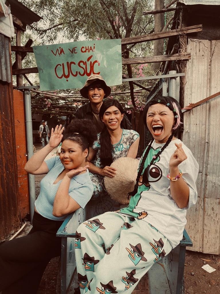 Minh Dự cùng dàn diễn viên Gia Đình Cục Súc.