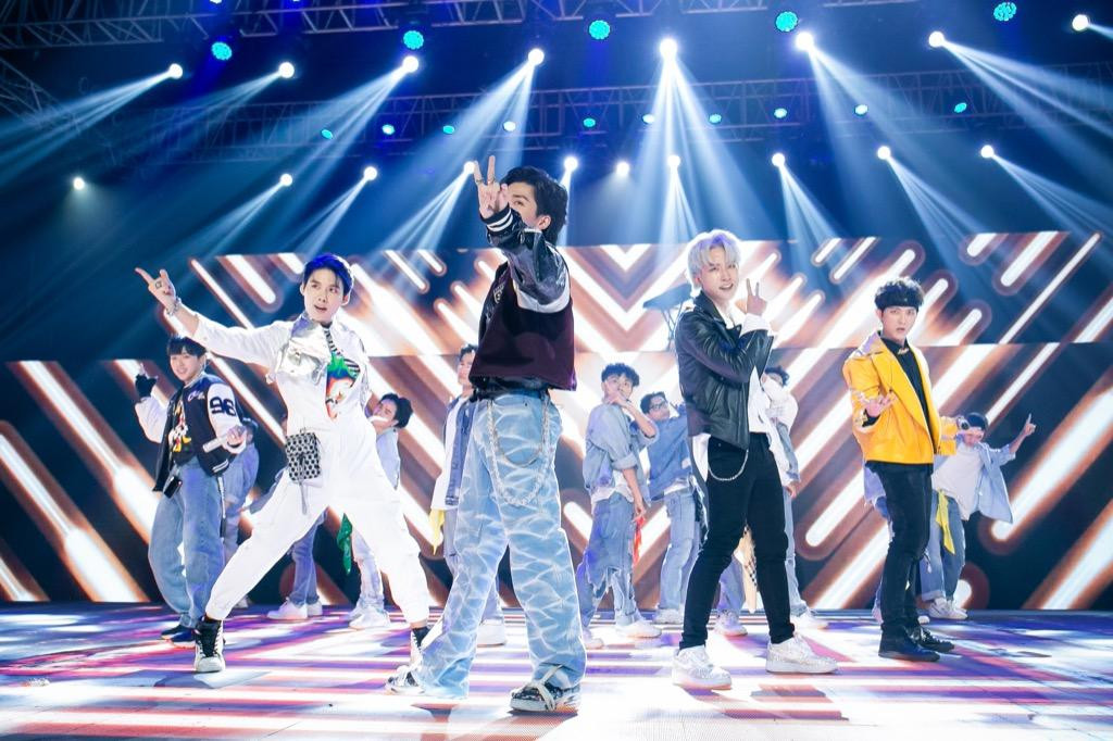 Uni5 mở màn thành công và đầy năng lượng Uni5 mở màn thành công và đầy năng lượng