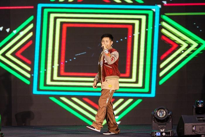 Ricky Star làm “tăng nhiệt” với các bài hát được yêu thích Ricky Star làm “tăng nhiệt” với các bài hát được yêu thích