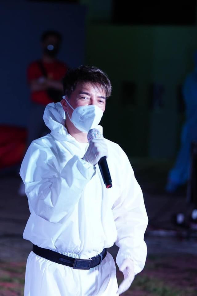Đàm Vĩnh Hưng mặc đồ bảo hộ, đeo khẩu trang trong đêm diễn
