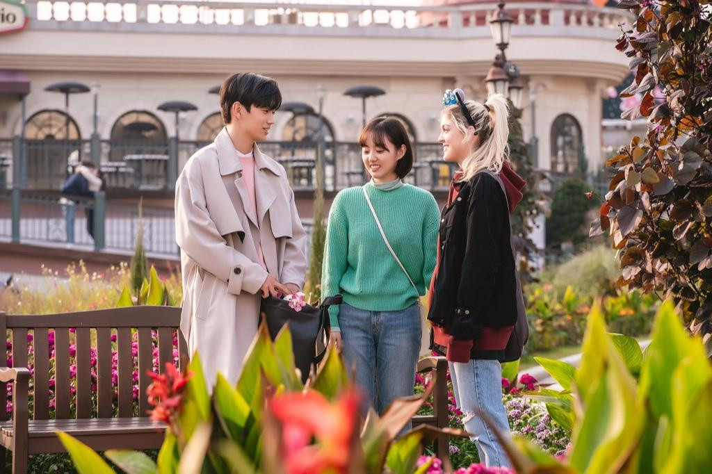 So Not Worth It quy tụ dàn diễn viên trẻ trung. So Not Worth It quy tụ dàn diễn viên trẻ trung.