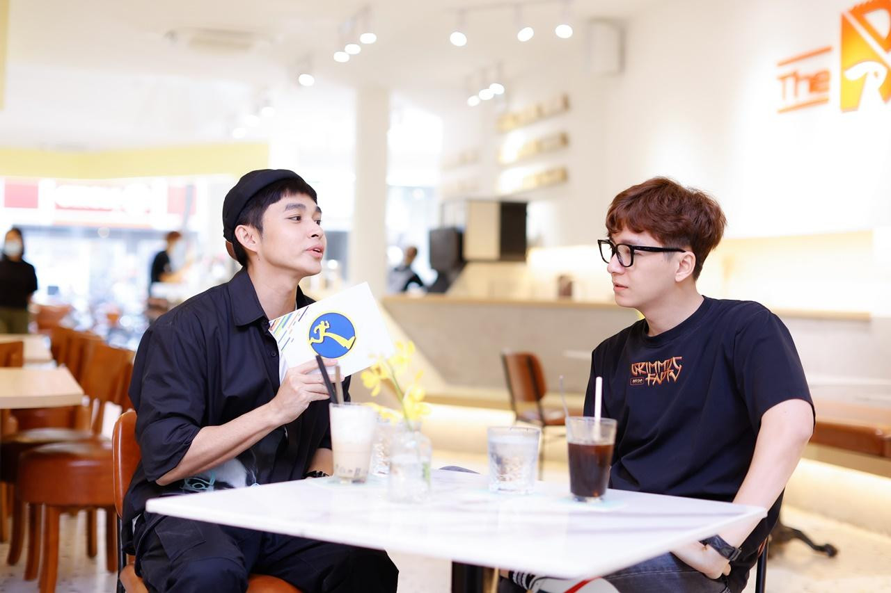 Jun Phạm trao tận tay thư mời tham gia Running Man Vietnam cho Ngô Kiến Huy Jun Phạm trao tận tay thư mời tham gia Running Man Vietnam cho Ngô Kiến Huy