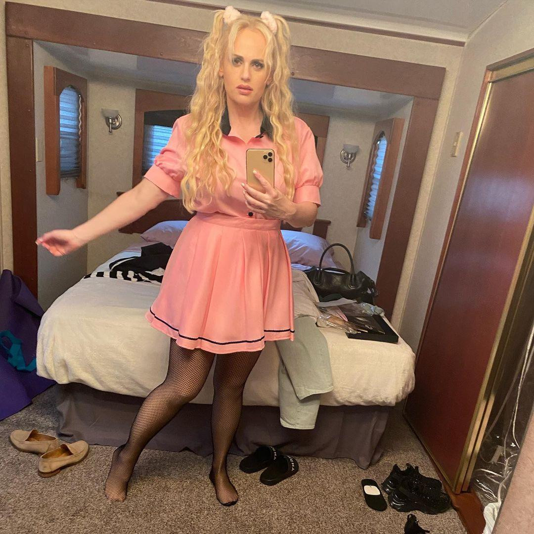 Nhờ kiên trì giảm cân và tập luyện, gương mặt lẫn vóc dáng của Rebel Wilson trở nên thon gọn hơn rất nhiều.