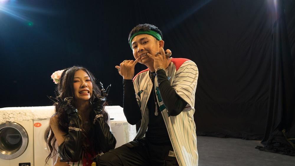 Xesi (bìa trái) là nghệ sĩ trẻ sinh năm 2000, nổi tiếng với ca khúc Túy Âm từng gây bão 4 năm trước. Xesi (tên thật Trần Hải Yến) cũng nhận được sự chú ý khi ở thời điểm debut chỉ mới 17 tuổi, là một học sinh chuyên Hóa ở Thái Nguyên. Xesi (bìa trái) là nghệ sĩ trẻ sinh năm 2000, nổi tiếng với ca khúc Túy Âm từng gây bão 4 năm trước. Xesi (tên thật Trần Hải Yến) cũng nhận được sự chú ý khi ở thời điểm debut chỉ mới 17 tuổi, là một học sinh chuyên Hóa ở Thái Nguyên.