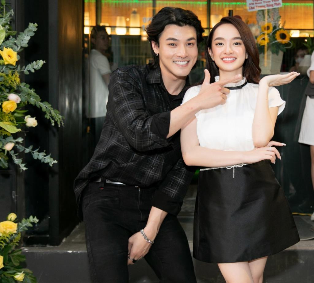 Khương Lê và Kaity Nguyễn tạo dáng đáng yêu cùng nhau Khương Lê và Kaity Nguyễn tạo dáng đáng yêu cùng nhau