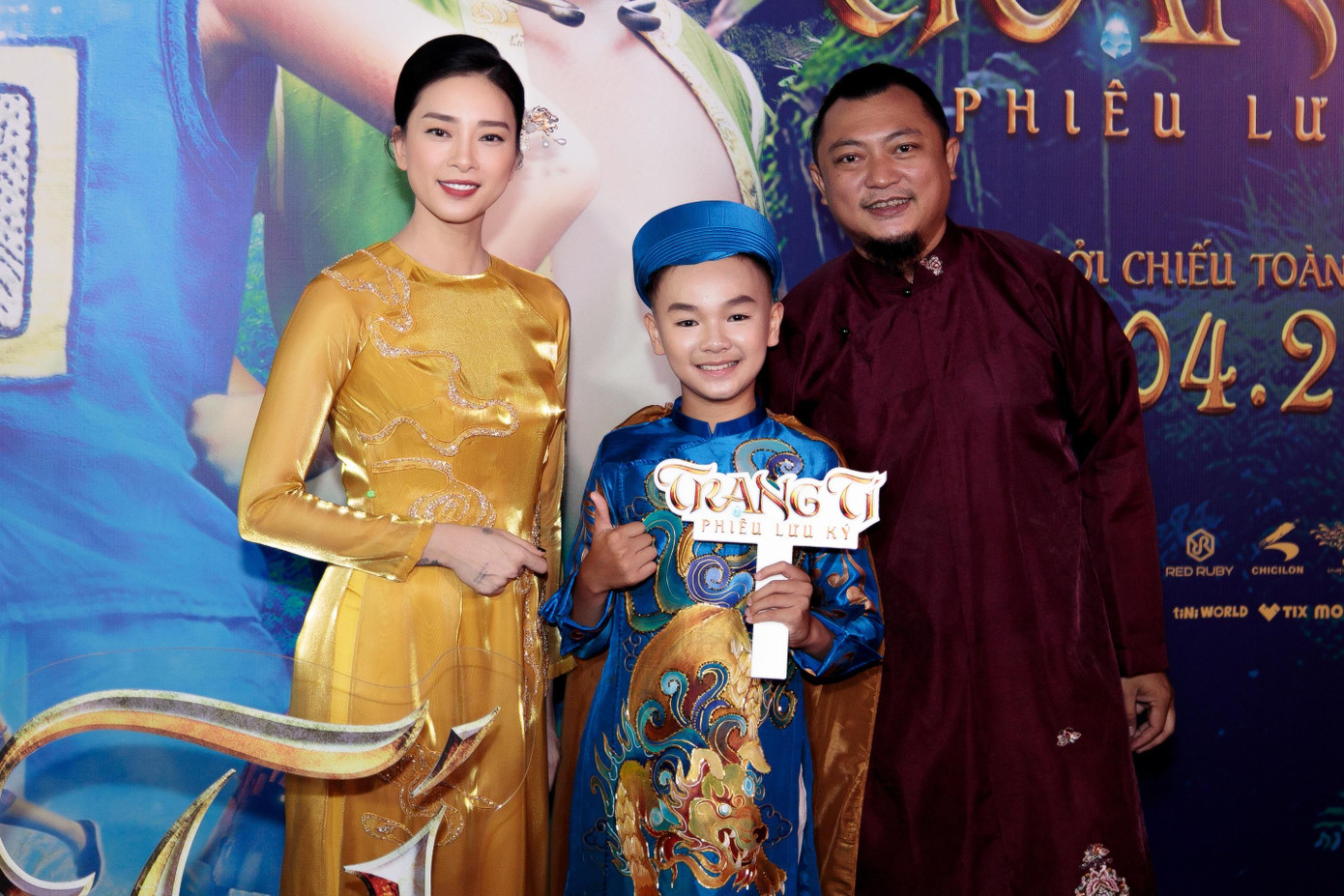 NSX Ngô Thanh Vân, diễn viên Hữu Khang và đạo diễn Phan Gia Nhật Linh tại buổi công chiếu phim. NSX Ngô Thanh Vân, diễn viên Hữu Khang và đạo diễn Phan Gia Nhật Linh tại buổi công chiếu phim.