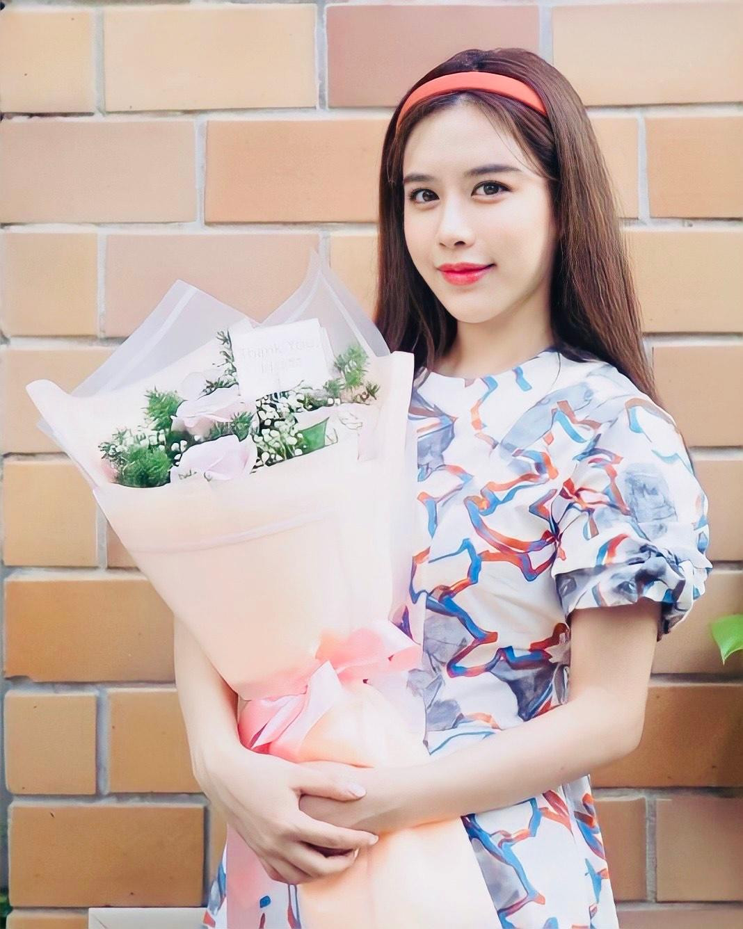 Nhan sắc ngoài đời của nữ diễn viên Dhanundhorn Neerasingh