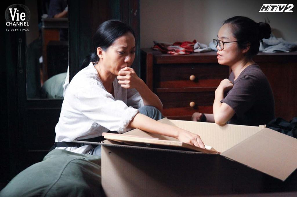 Diễn viên Hồng Ánh và đạo diễn Thạch Thảo tại hậu trường quay Cây Táo Nở Hoa