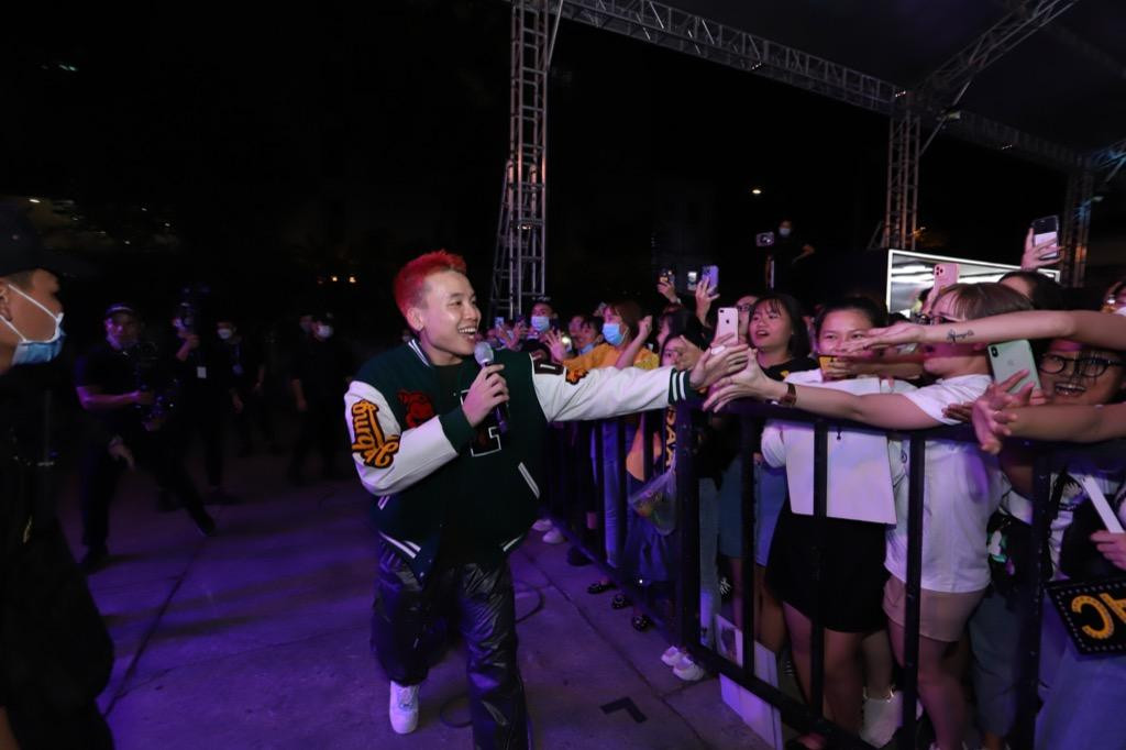 Thành viên Da LAB tiến xuống khán đài để tạo nhiều tương tác với khán giả.