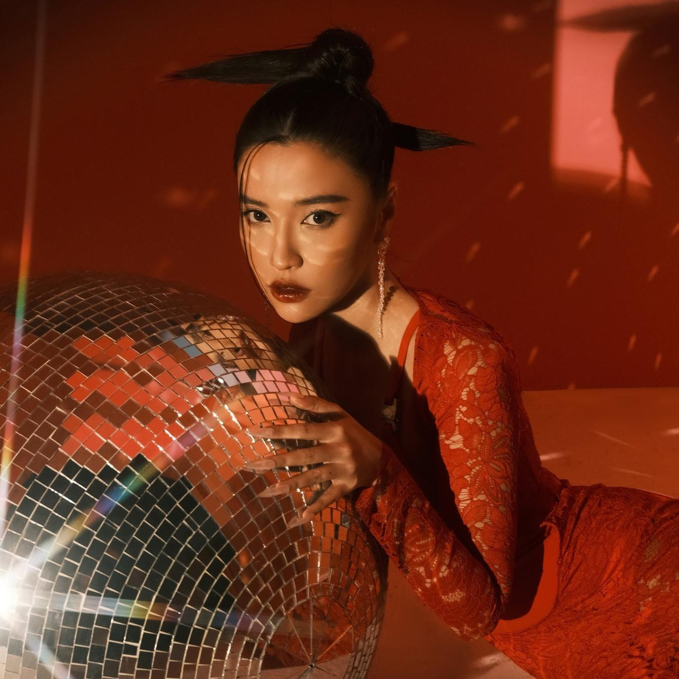 Bức ảnh được sử dụng trong chiến dịch EQUAL của Bích Phương cũng là ảnh quảng bá cho dự án âm nhạc Trạm Cảm Xúc