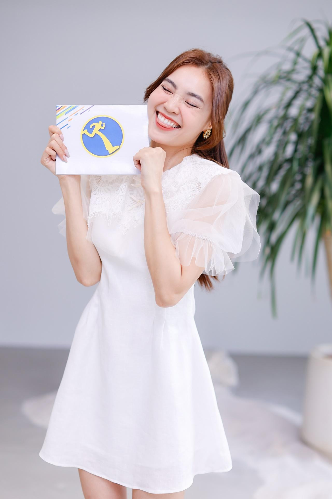 Lan Ngọc cười tít mắt khi cầm trên tay thư mời của chương trình Lan Ngọc cười tít mắt khi cầm trên tay thư mời của chương trình