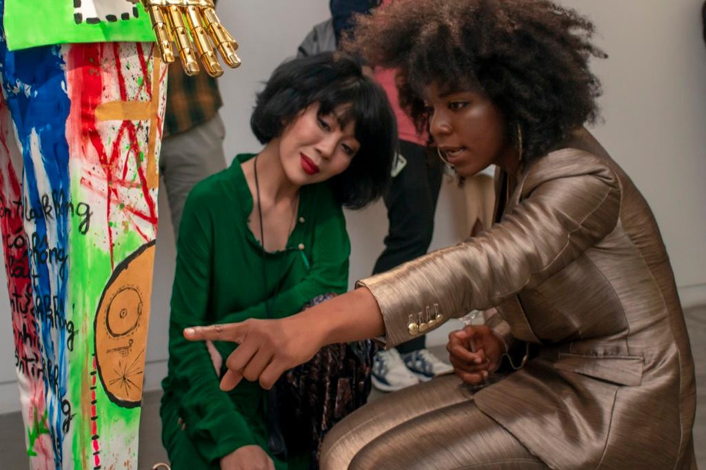 Nhà văn Trác Thúy Miêu chăm chú xem các tác phẩm