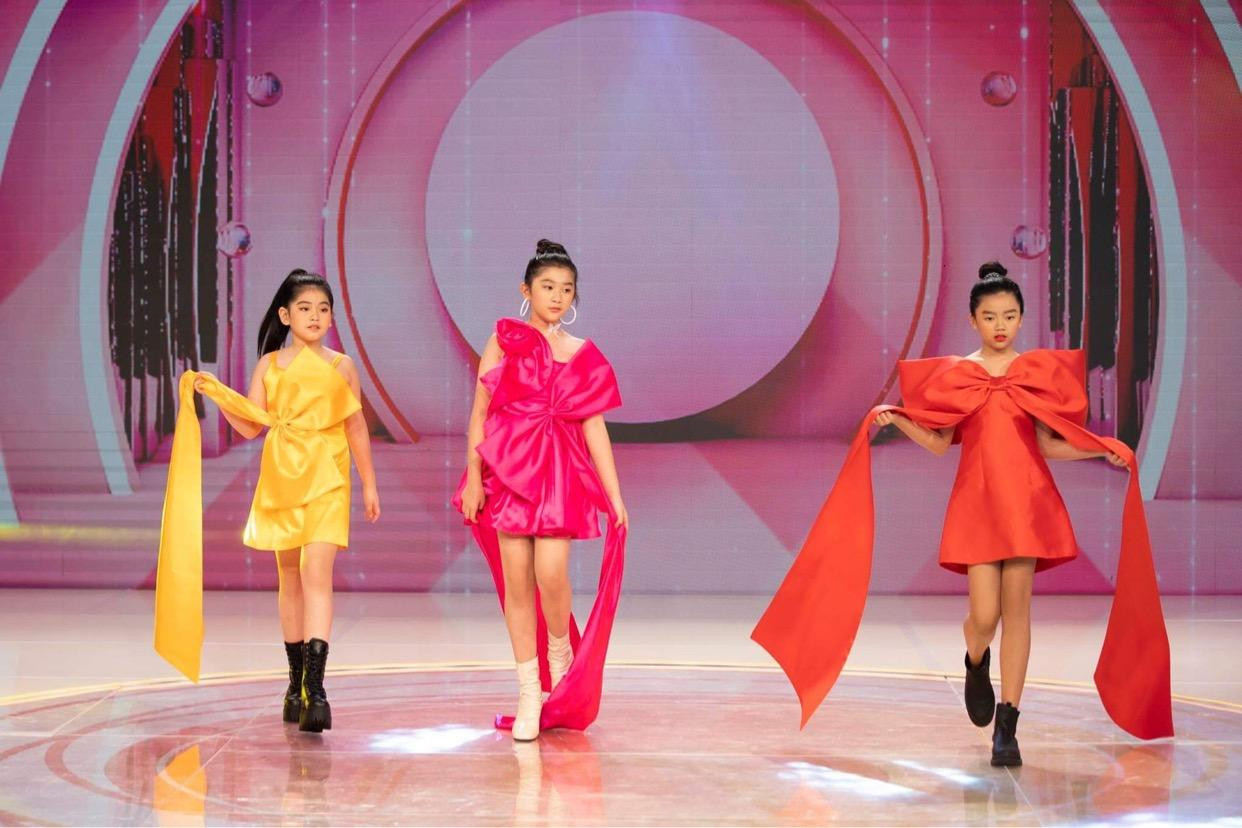 Phần thi Sân khấu bé yêu. Phần thi Sân khấu bé yêu.