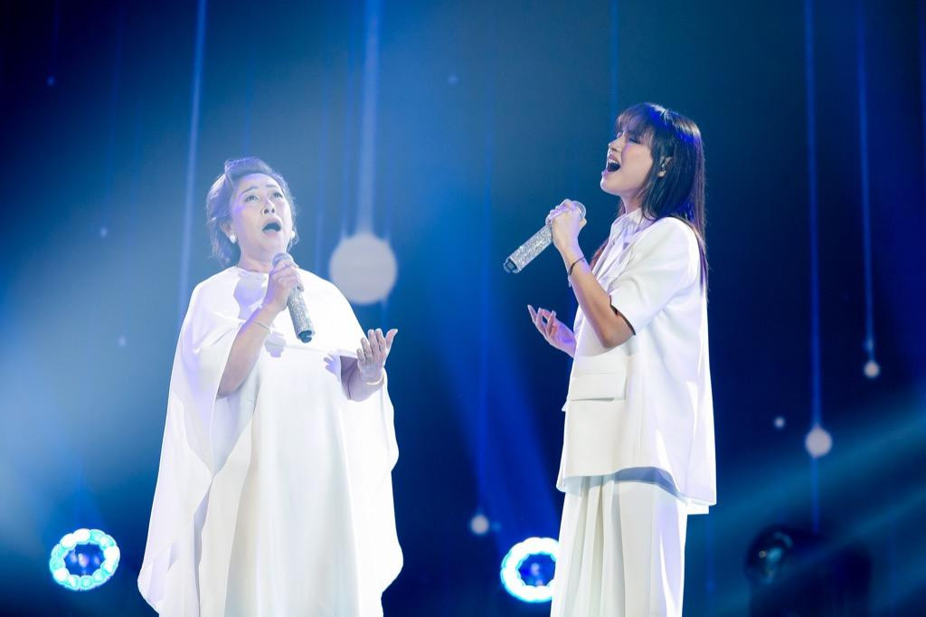 Cara song ca cùng mẹ trên sân khấu