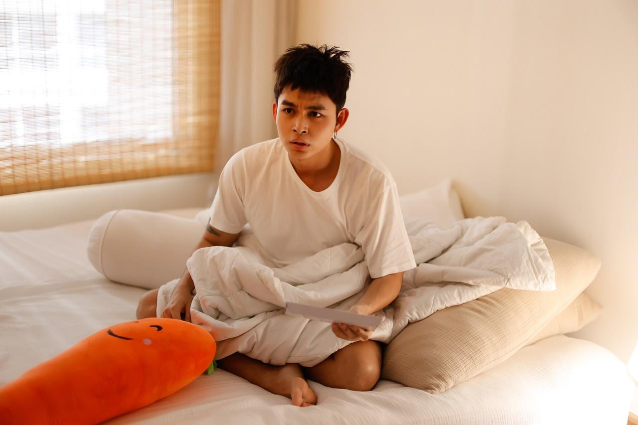 Jun Phạm ngơ ngác khi bị ê-kíp Running Man "đột kích" phòng ngủ.