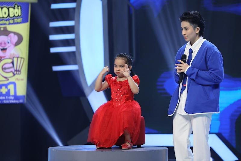 Quỳnh Thư nhanh chóng lọt vào Top 1 Trending YouTube chỉ sau 1 ngày lên sóng. Quỳnh Thư nhanh chóng lọt vào Top 1 Trending YouTube chỉ sau 1 ngày lên sóng.