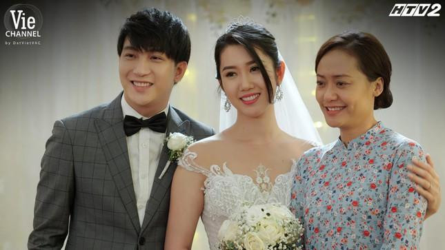 B Trần, Thuý Ngân và Hồng Ánh trong một cảnh phim Cây Táo Nở Hoa B Trần, Thuý Ngân và Hồng Ánh trong một cảnh phim Cây Táo Nở Hoa