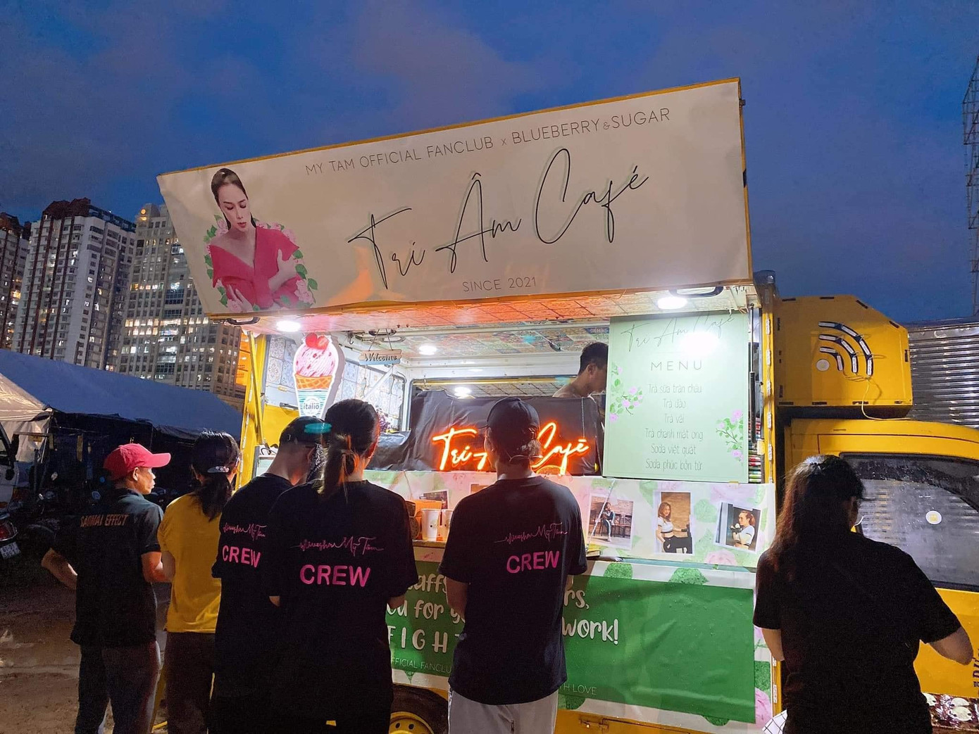 Thành viên trong ê-kíp thưởng thức đồ uống tại xe cà phê do fan gửi. Thành viên trong ê-kíp thưởng thức đồ uống tại xe cà phê do fan gửi.