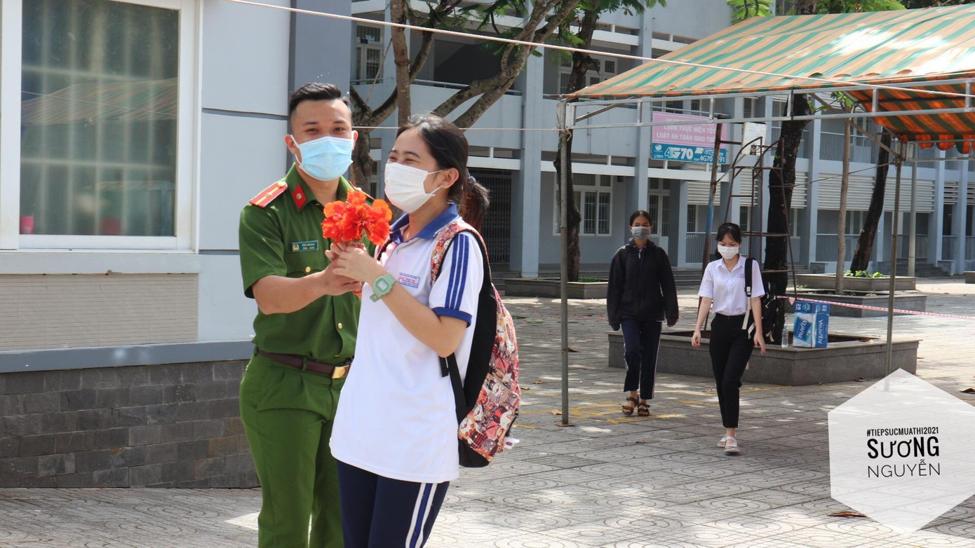 Và đây là nữ thí sinh “nhanh chân” được nhận hoa từ anh công an. Ảnh: Sương Nguyễn. Và đây là nữ thí sinh “nhanh chân” được nhận hoa từ anh công an. Ảnh: Sương Nguyễn.