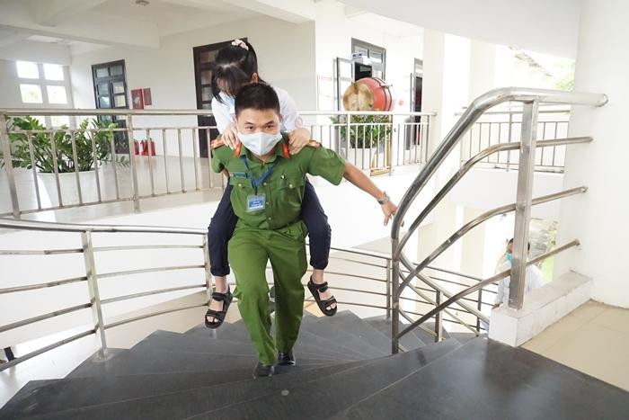 Nữ thí sinh được trợ giúp đưa lên phòng thi (Ảnh: Báo Vietnamnet) Nữ thí sinh được trợ giúp đưa lên phòng thi (Ảnh: Báo Vietnamnet)