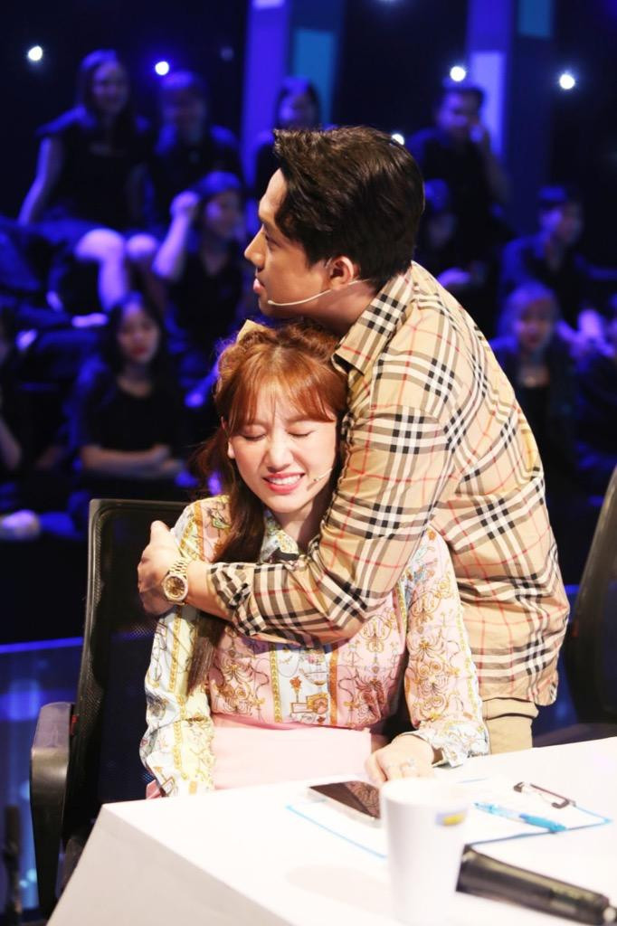 Trấn Thành và Hari Won trong giờ nghỉ giải lao của chương trình Trấn Thành và Hari Won trong giờ nghỉ giải lao của chương trình