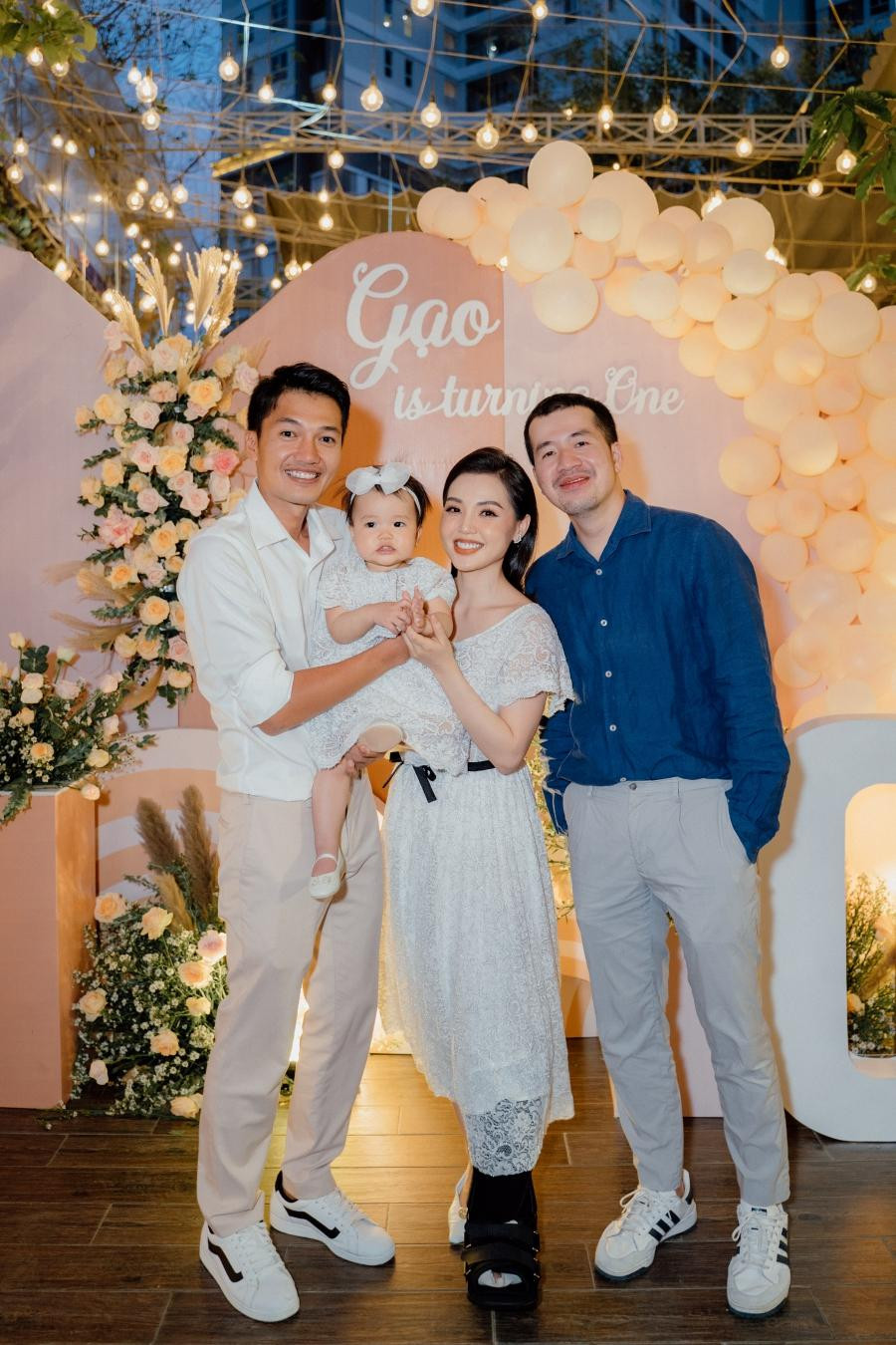 Đạo diễn Trịnh Đình Lê Minh (bìa phải) Đạo diễn Trịnh Đình Lê Minh (bìa phải)