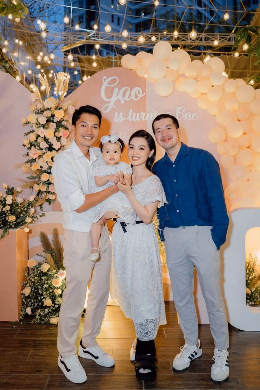 Đạo diễn Trịnh Đình Lê Minh (bìa phải) Đạo diễn Trịnh Đình Lê Minh (bìa phải)