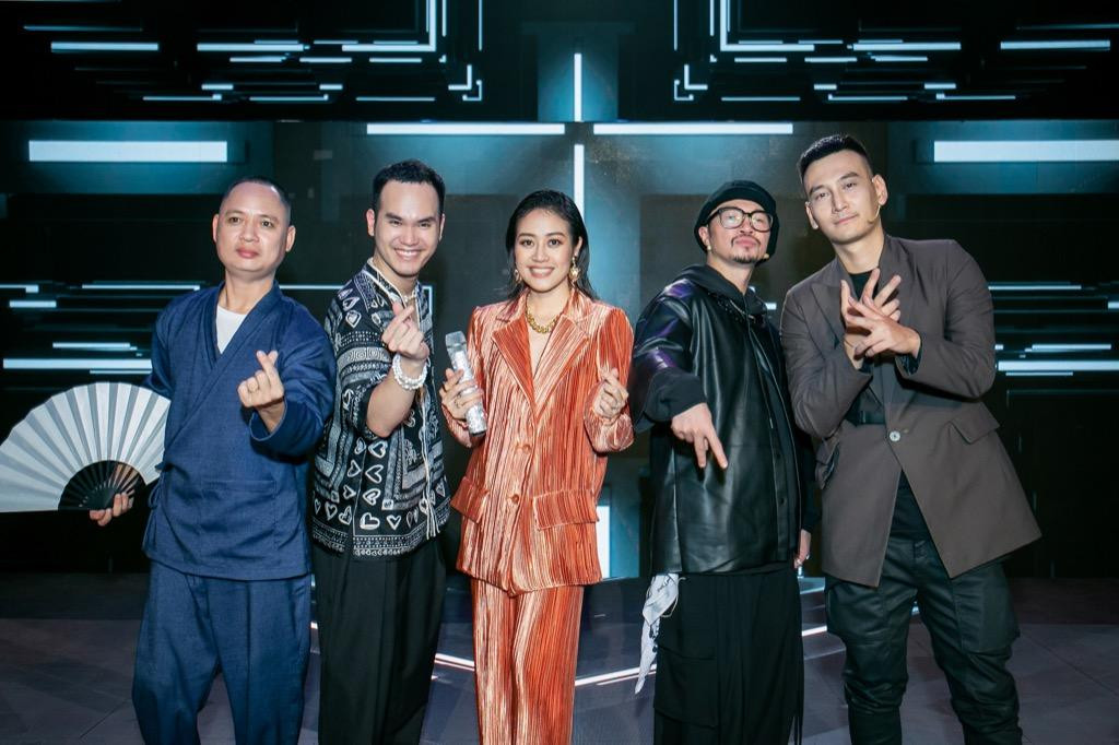 Các master của The Heroes bên cạnh MC Phí Linh. Các master của The Heroes bên cạnh MC Phí Linh.