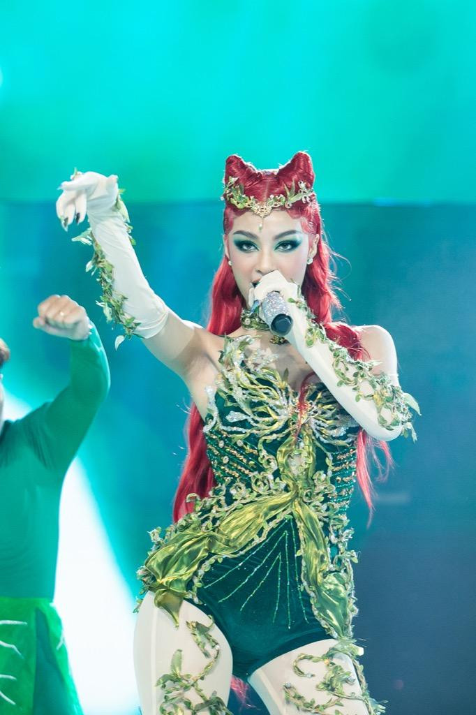 Lona khiến các vị master tranh giành vì cực thu hút trên sân khấu Lona khiến các vị master tranh giành vì cực thu hút trên sân khấu