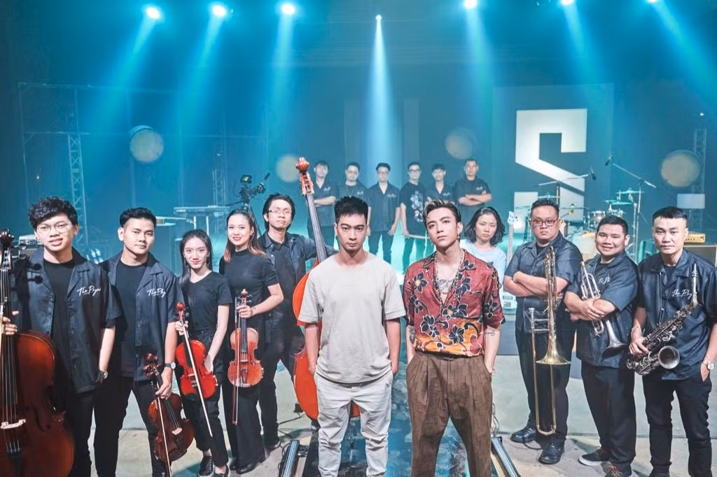 SlimV, SOOBIN cùng các nhạc công tại hậu trường MV The Playah
