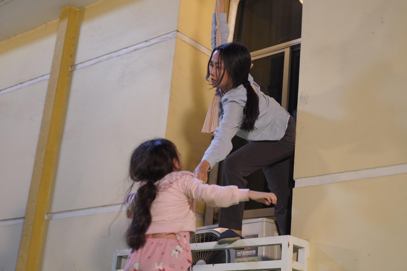 Ốc Thanh Vân và diễn viên nhí Bảo Thi tại hậu trường quay cảnh đu dây Ốc Thanh Vân và diễn viên nhí Bảo Thi tại hậu trường quay cảnh đu dây