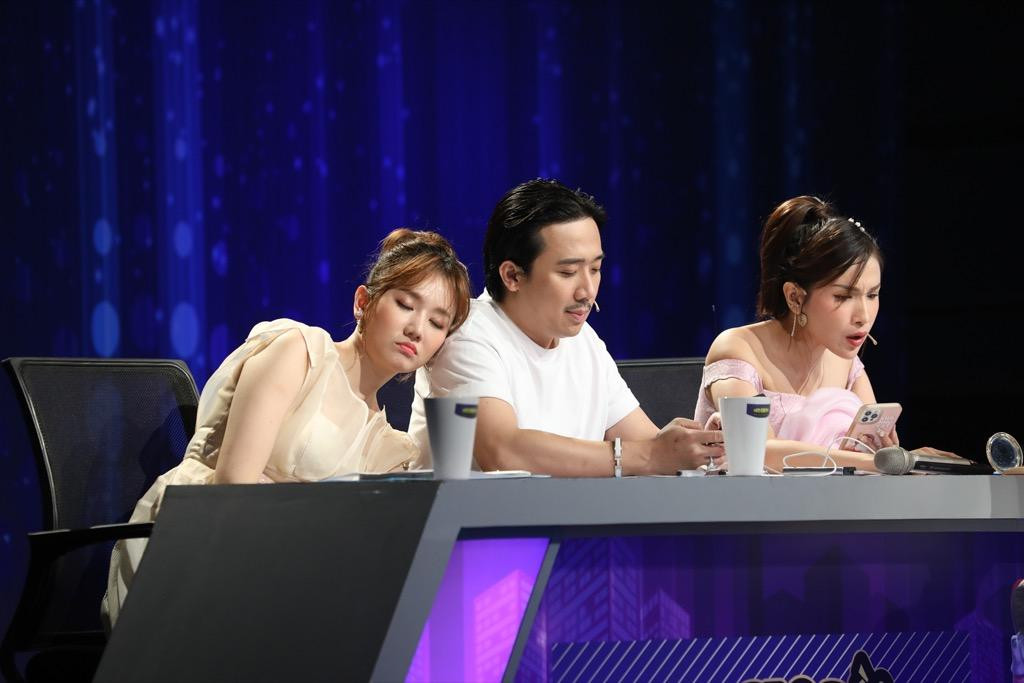 Khoảnh khắc Hari say sưa ngủ trên vai Trấn Thành Khoảnh khắc Hari say sưa ngủ trên vai Trấn Thành